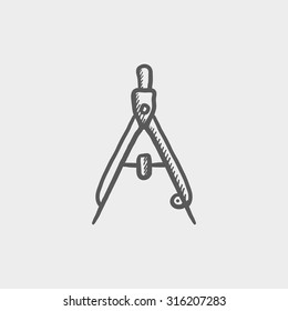 Icono de esbozo de brújula para web, móvil e infografía. Icono de gris oscuro vector dibujado a mano aislado en fondo gris claro.