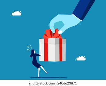 Competir por beneficios. Gran mano tirando de un tira y afloja en una caja de regalo con una pequeña empresaria