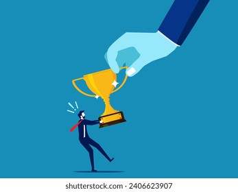 Compite por el premio. Grandes manos tirando trofeos de guerra con un pequeño empresario