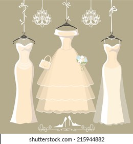 La composición de tres largos vestidos de novias con falda corta.Los vestidos cuelgan de las cintas.Composición con lámparas de araña, texto, zapatos altos sobre fondo gris. Ilustración del vector de moda