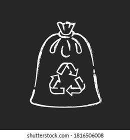 El icono blanco de la tiza de la bolsa de la basura en el fondo negro. Reciclaje de desechos. Rechazo de las bolsas plásticas de basura. Materiales biodegradables y ecológicos utilizan ilustraciones de pizarra vectorial aisladas