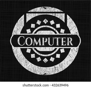 Emblema de pizarra de computadora en tablero negro