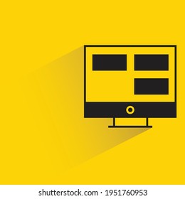 escritorio de computadora con sombra sobre fondo amarillo