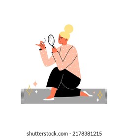 Mujer rubia concentrada examina detalles a través de lupa de vidrio de estilo plano, ilustración vectorial aislada en fondo blanco. Carácter perfeccionista