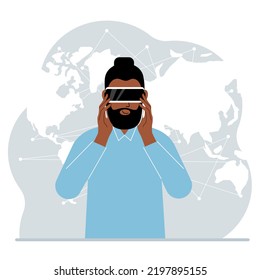 El concepto de realidad aumentada o extendida. Hombre con gafas 3D o casco de realidad virtual. Sobre el fondo del mapa mundial.
