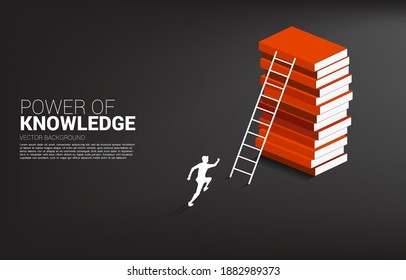 Antecedentes conceptuales del poder del conocimiento. Silhouette de un hombre de negocios corriendo para moverse a la cima de la pila de libros con escalera.