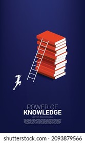 Antecedentes conceptuales del poder del conocimiento. Silhouette de una mujer de negocios corriendo para moverse a la cima de la pila de libros con escalera.