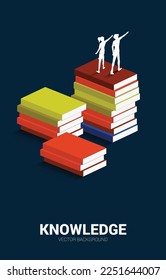 Antecedentes conceptuales del poder del conocimiento. Silhouette de hombre de negocios y empresaria de pie y apuntando hacia delante en un montón de libros.
