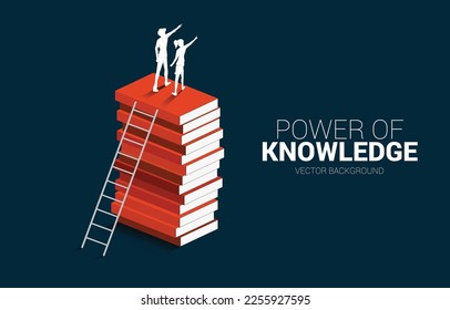 Antecedentes conceptuales del poder del conocimiento. Silhouette de empresario y empresario sobre la pila de libros con escalera.