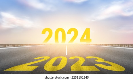 Cartel conceptual de cambio de año. Concepto de cambio 2023 en 2024 año. Concepto de planificación, oportunidades, esperanza y cambio de vida. Ilustración vectorial de la autopista con el número 2024 en horizonte.