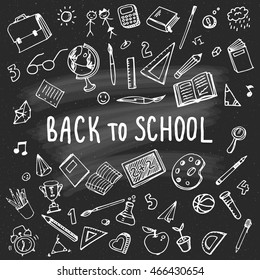 Concepto de educación. Antecedentes escolares con material escolar hecho a mano en la pizarra.De vuelta a la escuela.