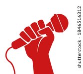 Concept of freedom of expression, with a raised fist holding a microphone, symbolizing the struggle for the right to freely inform.