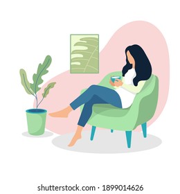 Concepto de una chica dentro de casa con una taza de té. Mujer feliz relajándose. Personaje femenino sentado en una silla de escritorio. Quédate en casa. Ilustración plana del vector