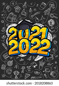 Concepto de una clase de graduación de 2021-22. Números con tapón de graduación en estilo de arte pop en pizarra con elementos dibujados a mano. Ilustración vectorial.