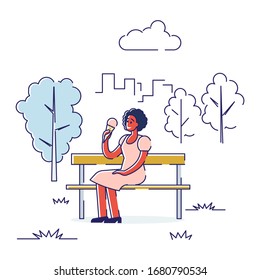 Concepto De Pasar Tiempo Libre Al Aire Libre. Feliz estilo de vida sano para las chicas. Mujer sentada en el Parque Ecológicamente Puro en un banco comiendo helado. Ilustración de vectores planos de contorno lineal de caricatura