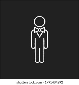 Icono de tiza de conserje blanco sobre fondo negro. Gerente de hotel. Persona con traje. Hombre de negocios vestido con ropa oficial. Personal de gestión de eventos. Profesional corporativo. Ilustración de pizarra vectorial aislada