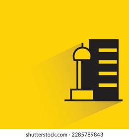 construcción de condominio con sombra sobre fondo amarillo