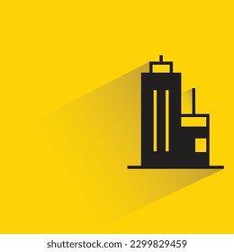 construcción de condominio con sombra sobre fondo amarillo