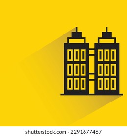 torre de condo con sombra sobre fondo amarillo