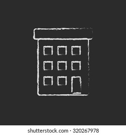 Edificio en condominio de mano dibujado en tiza sobre un icono blanco vectorial de pizarra aislado en un fondo negro.