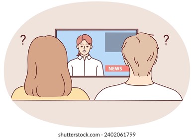 Una pareja confusa sentada en un sofá frustrada con las noticias en la televisión. Hombre y mujer angustiados impactados con reportajes en televisión. Propaganda de los medios. Ilustración vectorial.