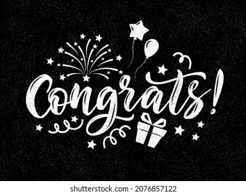 Felicidades por la composición de letras en blanco y negro con fuegos artificiales, globos, estrellas, cajas de regalo. Ilustración vectorial con efecto de textura de pizarra.