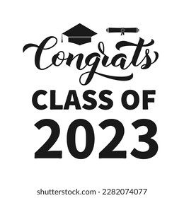 Clase de felicitaciones de 2023 caligrafía con tapa de graduación aislada en blanco. Felicitaciones a los graduados en el afiche de la tipografía.  Plantilla vectorial para tarjeta de saludo, banner, pegatina, etc. 