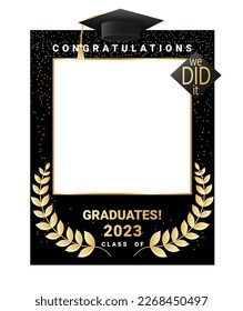 Felicitaciones a los graduados de la clase de 2023 de la cabina de fotos. Plantilla de diseño de fotograma de graduación para selfie , impresión, fiesta, invitación. Ilustración vectorial de estilo plano negro y dorado para la ceremonia de graduación.