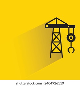 icono de grúa de construcción con sombra sobre fondo amarillo