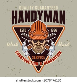 Bauservice und Renovierungsarbeiten Vektor Vintage Emblem, Etikett, Abzeichen oder Logo mit Kopf in harten Hut. Illustration im bunten Cartoon-Stil auf hellem Hintergrund