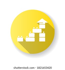 Icono de glifo de sombra larga de diseño de juguete amarillo de construcción. Bloques de construcción. Colores y formas aprendiendo juguetes. Niños juguetes educativos. Diversión de los preescolares. Ilustración de color RGB de silueta