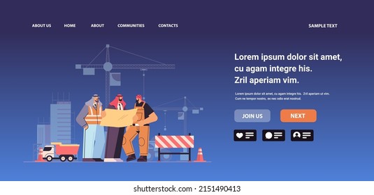 equipo de trabajadores de la construcción sostiene grupo de técnicos industriales árabes de blueprint sobre grúas de torre de la construcción de la ciudad