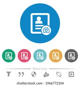Contacte con los iconos blancos planos de la imagen del perfil en fondos de color redondo. 6 iconos de bonificación incluidos.