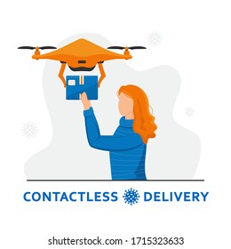 Entrega en casa sin contacto. Concepto de entrega de drones. Chica de cabello rojo levanta sus manos a un cuadrocopio. Avión teledirigido con una caja. Entrega urgente sin contacto durante la pandemia del coronavirus