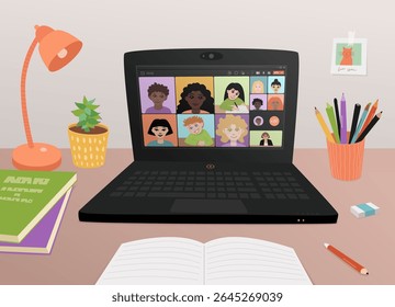 Educação digital contemporânea - aula em equipes on-line, aulas para crianças durante o estudo remoto, ensino à distância. Laptop em uma mesa com papelaria, pasta de trabalho aberta, lápis. Escritório do estudante hoje em dia.