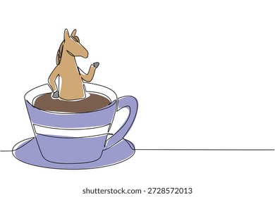Desenho de linha contínua de cavalo marrom para o conceito de natureza apresenta fofo animal embebido na xícara de café. A arte colorida representa um tema de dia equestre internacional com pônei brincalhão e estampagem de berçário