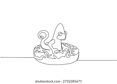 Dibujo de línea continua de adorable camaleón lindo representa un animal lagarto exótico acostado dentro de la rosquilla vidriada para el concepto de comida pastelera. Ilustración simple se adapta al propósito del póster de vivero para el amante de los reptiles