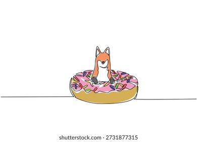 Dibujo de línea continua de animales lindos muestra zorro naranja sentado dentro de la rosquilla dulce para el concepto de pastelería de lujo. Arte colorido perfecto para un tema del día internacional de la comida con un adorable kit de mamífero del bosque