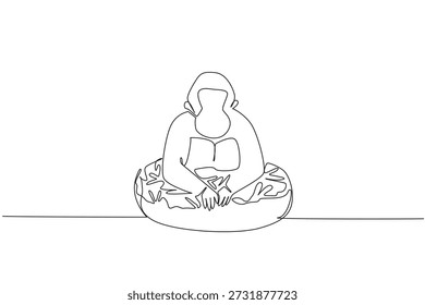 Dibujo de línea continua de gorila fuerte lindo representa un animal gigante sentado dentro de una rosquilla vidriada dulce para el concepto de postre. Ilustración simple se adapta a un tema del día internacional de la comida para el gran amante de los simios