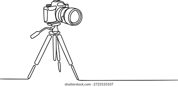 Kontinuierliche Linienzeichnung einer modernen Digitalkamera, die auf einem professionellen Stativ montiert ist und Fotoausrüstung und kreative Hobbys darstellt. Outline Kunstkonzept perfekt für Fotostudios, Grafikdesign und künstlerische Projekte. Einfache schwarze Linie auf transparentem Hintergrund.