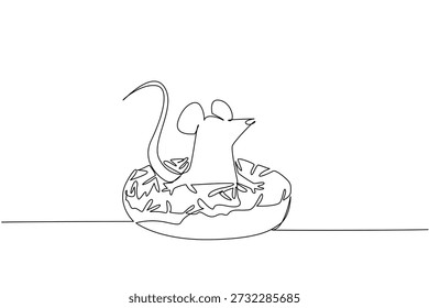 Desenho de linha contínua de rato brincalhão mostrar bonito adorável animal deitado dentro de rosquinha para conceito de pastelaria. Design exclusivo de roedor minúsculo encantador para decoração de parede de crianças propósito em arte de estilo minimalista