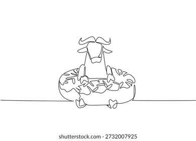 Dibujo de línea continua de búfalo fuerte muestra un animal lindo acostado dentro de la rosquilla dulce para el concepto de comida pastelera. Diseño único del mamífero de la sabana para el propósito de la decoración de la pared de los niños en un arte del estilo minimalista