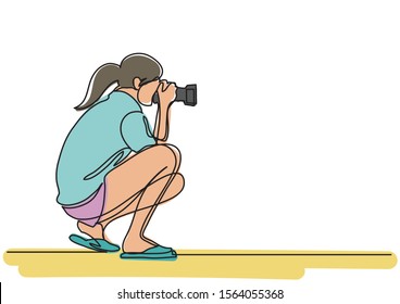 continuous line drawing of woman making photos with camera