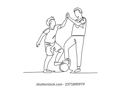 Una línea contínua dibujando al padre y al hijo activos jugando al fútbol juntos en el campo al aire libre y dando cinco gestos. Feliz concepto de paternidad. ilustración vectorial de diseño de línea única