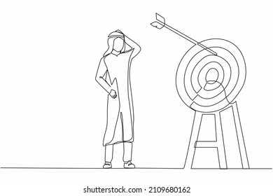 Continuous one line drawing ambition Arabian businessman arrow missed at the target. Failed hit archery target. Business challenge failure metaphor. Single line draw design vector graphic illustration