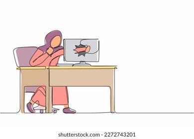 Una línea contínua dibujando a una furiosa empresaria árabe rompe su computadora portátil golpeándola con un puño apretado sentada en el escritorio. Agujero de punción de mujer frustrada en la pantalla de la pc. Vector de diseño de línea única