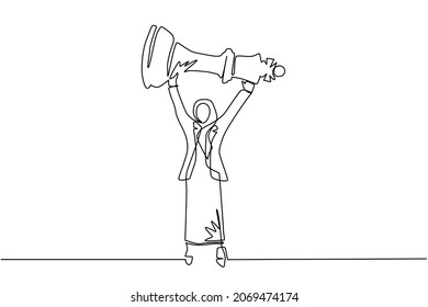 Una línea continua dibujando a una empresaria árabe sosteniendo, levantando una pieza de ajedrez real. Tácticas o estrategias exitosas de emprendimiento, superioridad en negocios. Ilustración vectorial de diseño de líneas simples