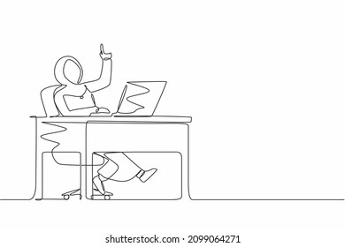 Continuous one line drawing Arab businesswoman getting bright new idea while working with laptop on desk. Female manager working with computer at desk. People get idea. Single line draw design vector
