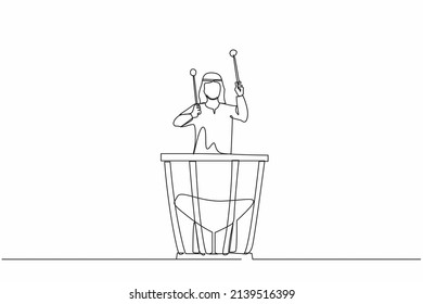 Continuo dibujo de una línea de juego masculino árabe de percusión en el timpani. Un artista sostiene un palo y toca un instrumento musical. Timpani de instrumentos musicales. Gráfico vectorial de diseño de trazos de línea única