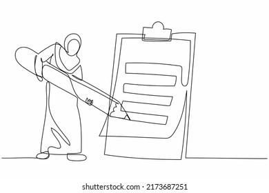 Continuous one line drawing Arab businesswoman mark checklist with pencil. Worker completion questionnaire task. Goal achievement planning schedule. Single line draw design vector graphic illustration